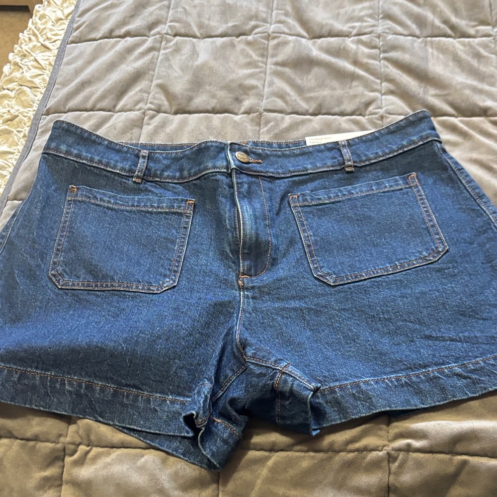 Loft Classic Women's Denim Shorts - Dark Blue
The Palmer short. High Rise